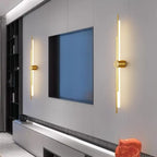 Applique murale minimaliste et fine en métal, de forme linéaire, avec éclairage LED vers le haut et vers le bas.