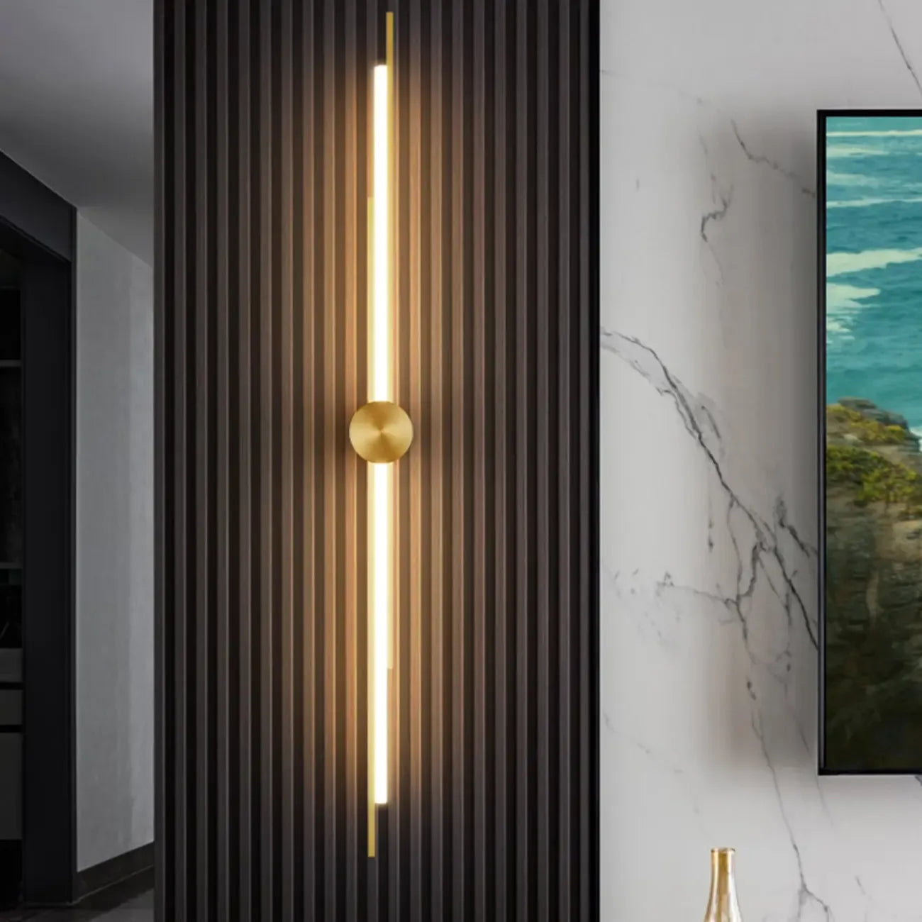 Applique murale minimaliste et fine en métal, de forme linéaire, avec éclairage LED vers le haut et vers le bas.