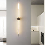 Applique murale minimaliste et fine en métal, de forme linéaire, avec éclairage LED vers le haut et vers le bas.