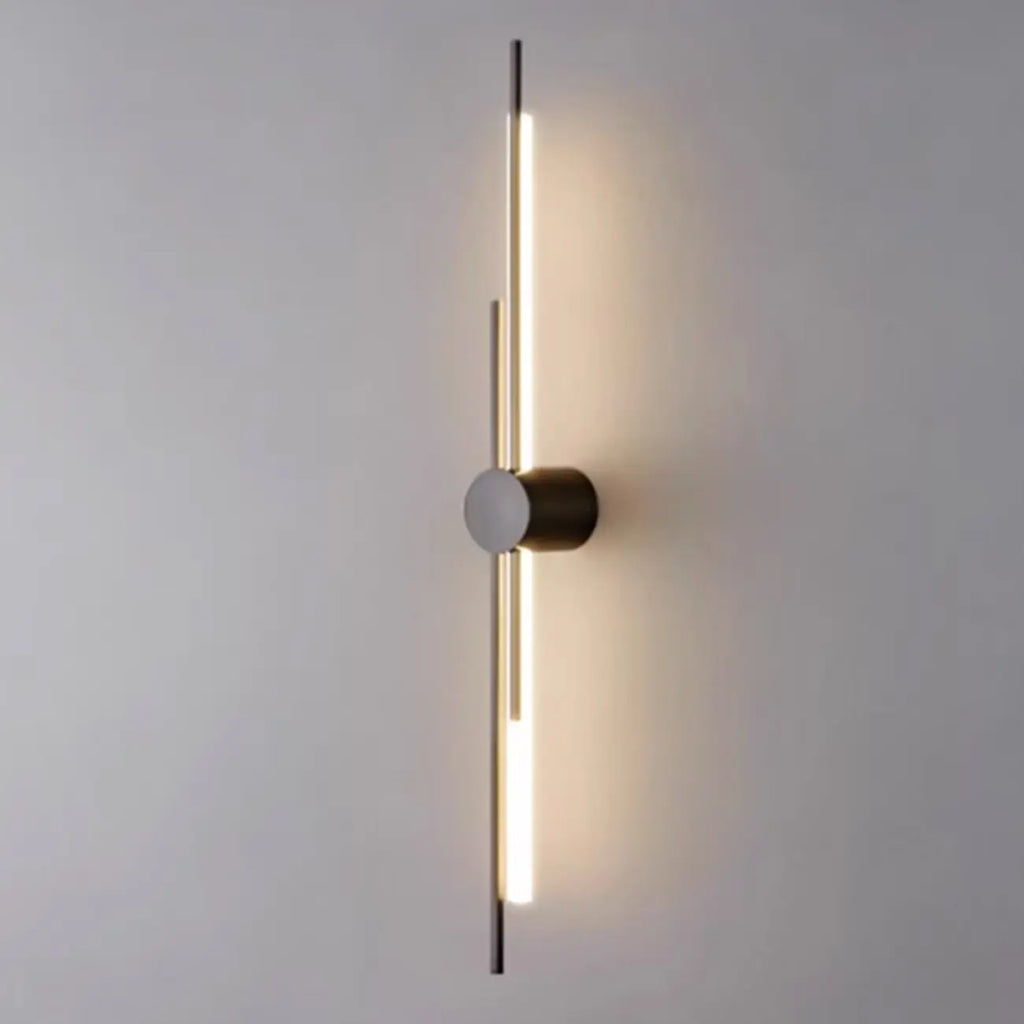 Applique murale minimaliste et fine en métal, de forme linéaire, avec éclairage LED vers le haut et vers le bas.