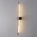 Applique murale minimaliste et fine en métal, de forme linéaire, avec éclairage LED vers le haut et vers le bas.
