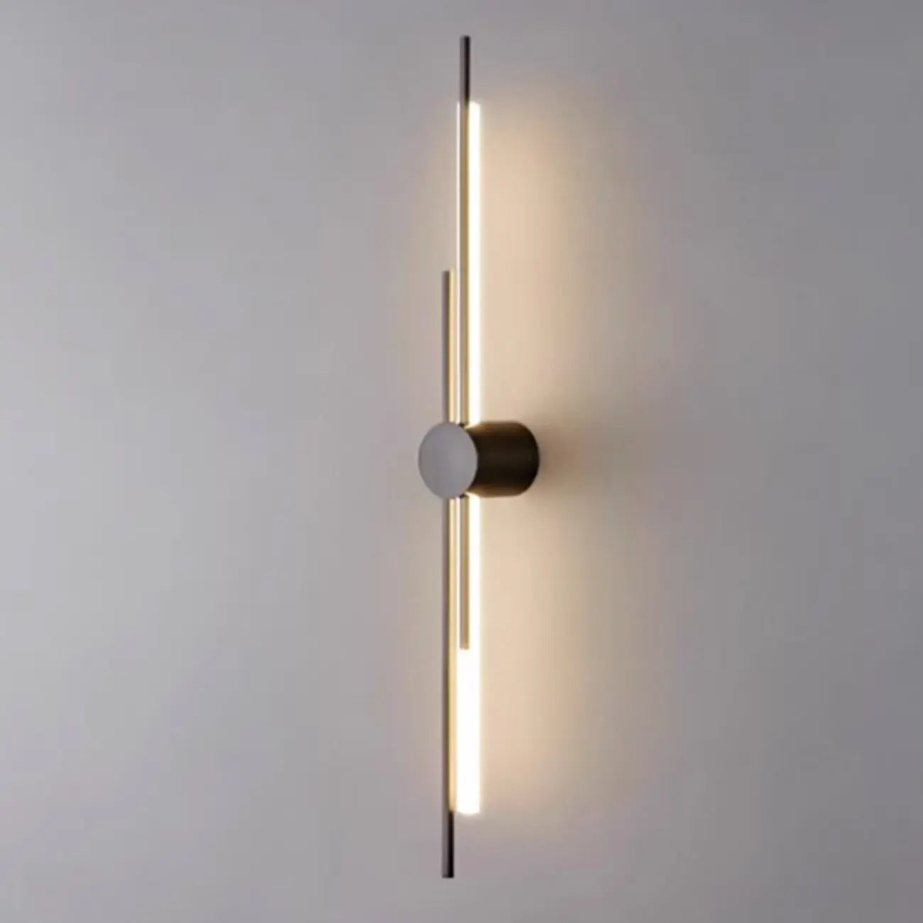 Applique murale minimaliste et fine en métal, de forme linéaire, avec éclairage LED vers le haut et vers le bas.