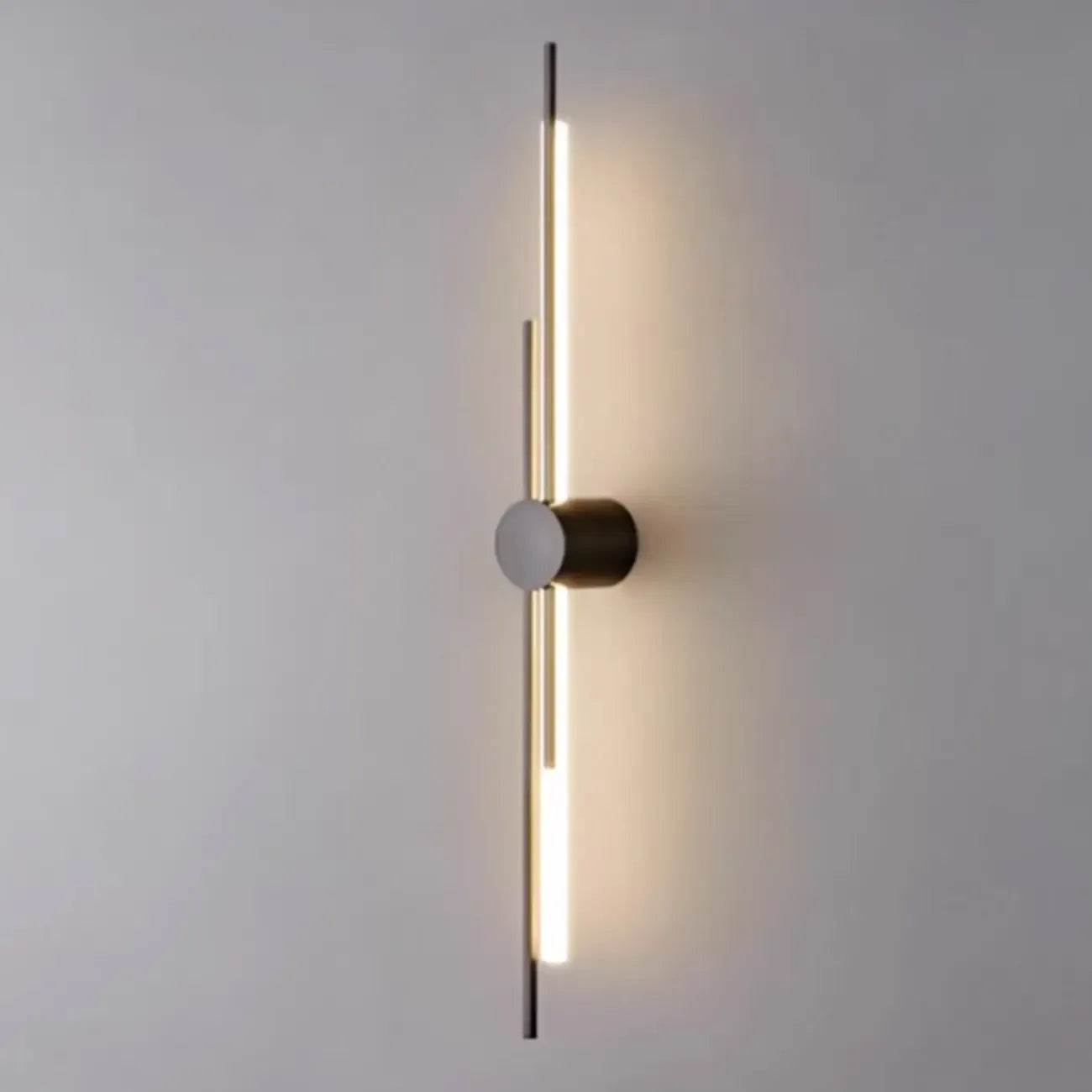 Applique murale minimaliste et fine en métal, de forme linéaire, avec éclairage LED vers le haut et vers le bas.