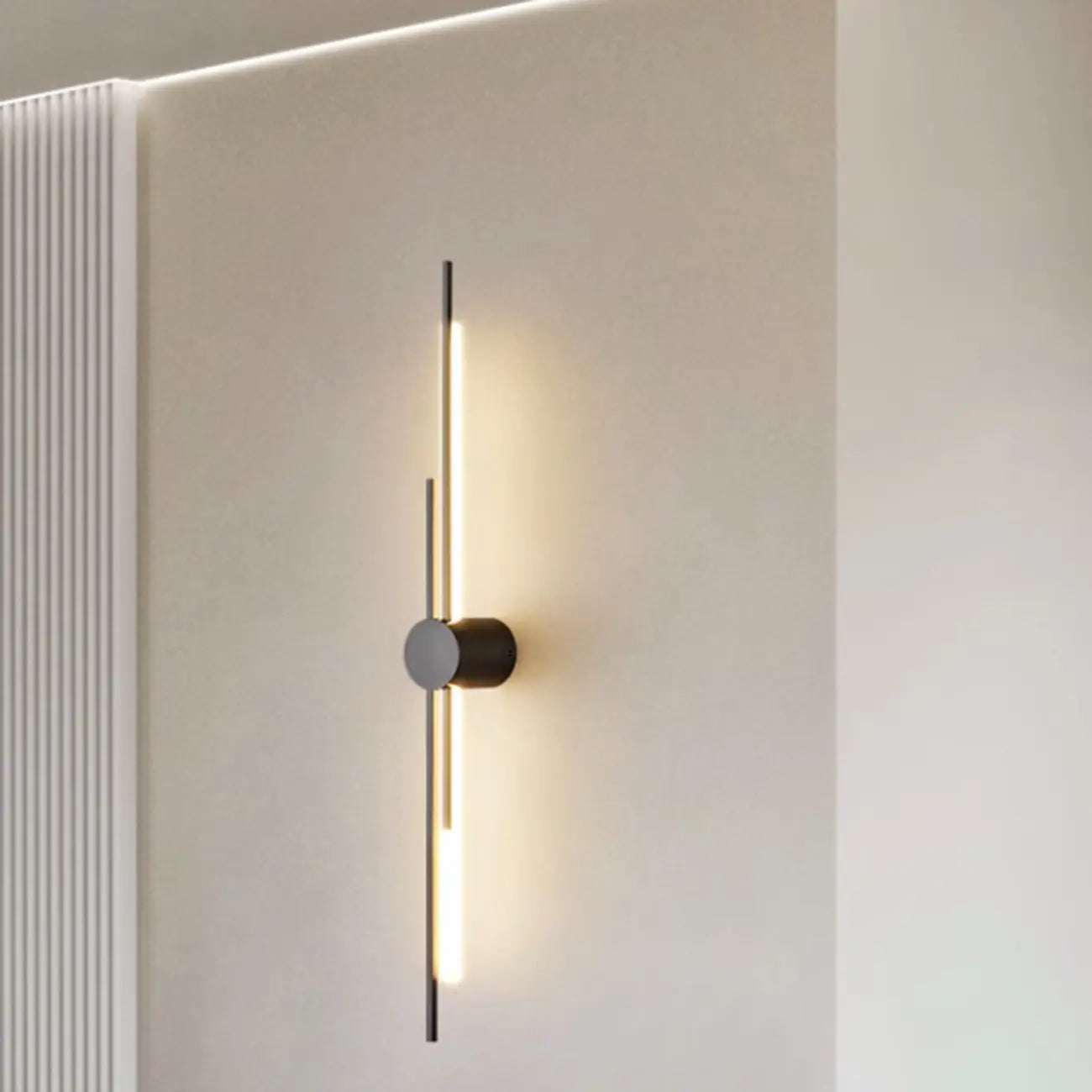 Applique murale minimaliste et fine en métal, de forme linéaire, avec éclairage LED vers le haut et vers le bas.