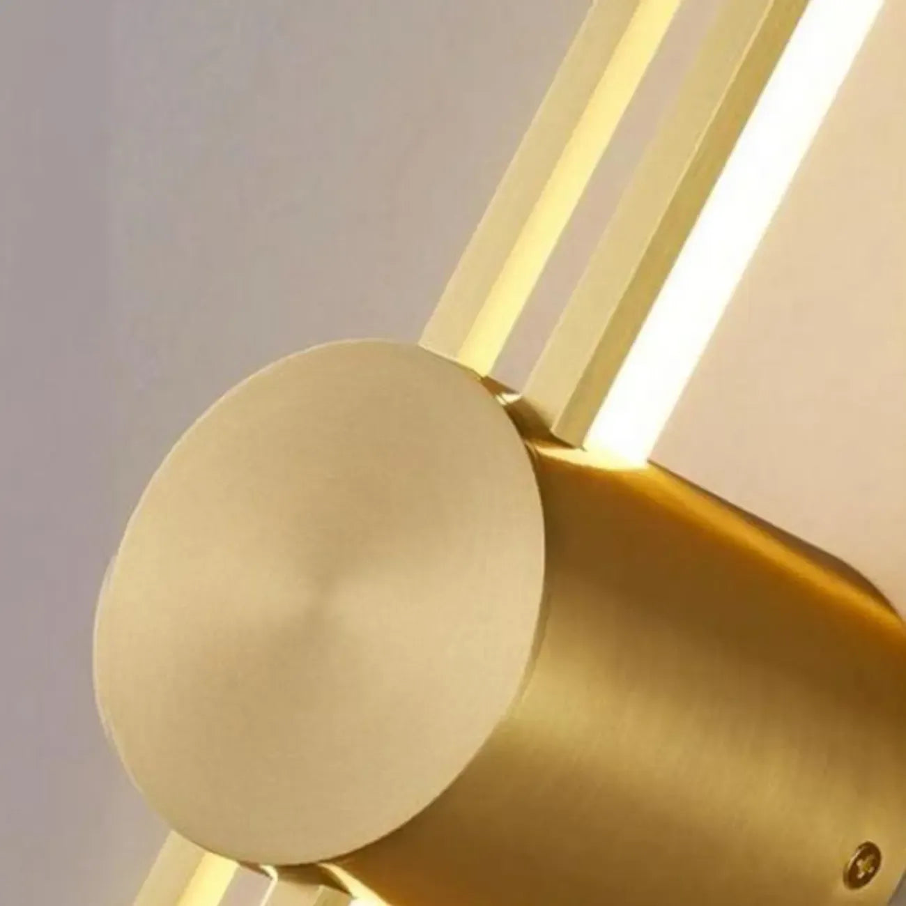Applique murale minimaliste et fine en métal, de forme linéaire, avec éclairage LED vers le haut et vers le bas.