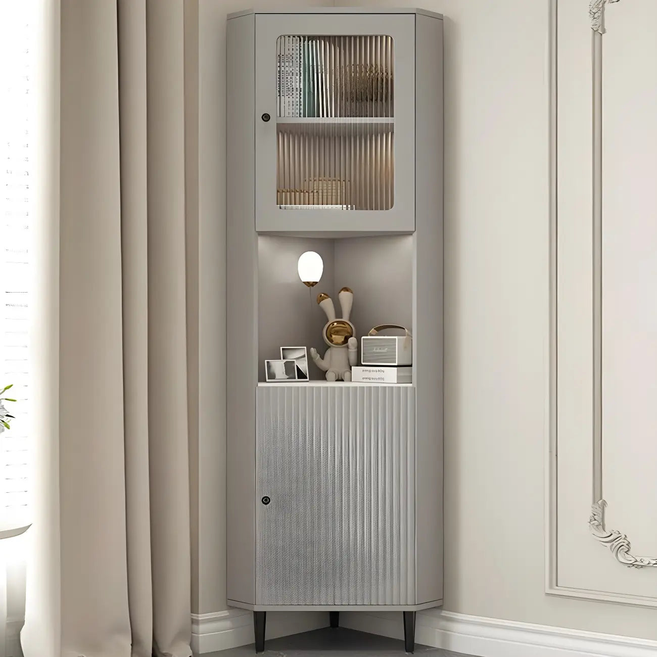 Élégant meuble d'angle en bois et verre à rayures avec plateau en faux marbre