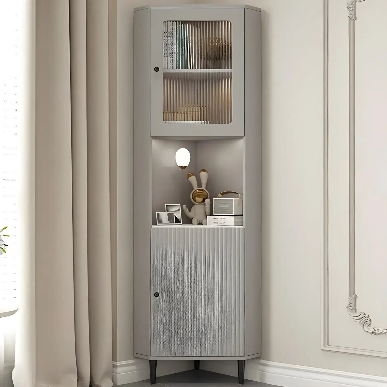 Élégant meuble d'angle en bois et verre à rayures avec plateau en faux marbre
