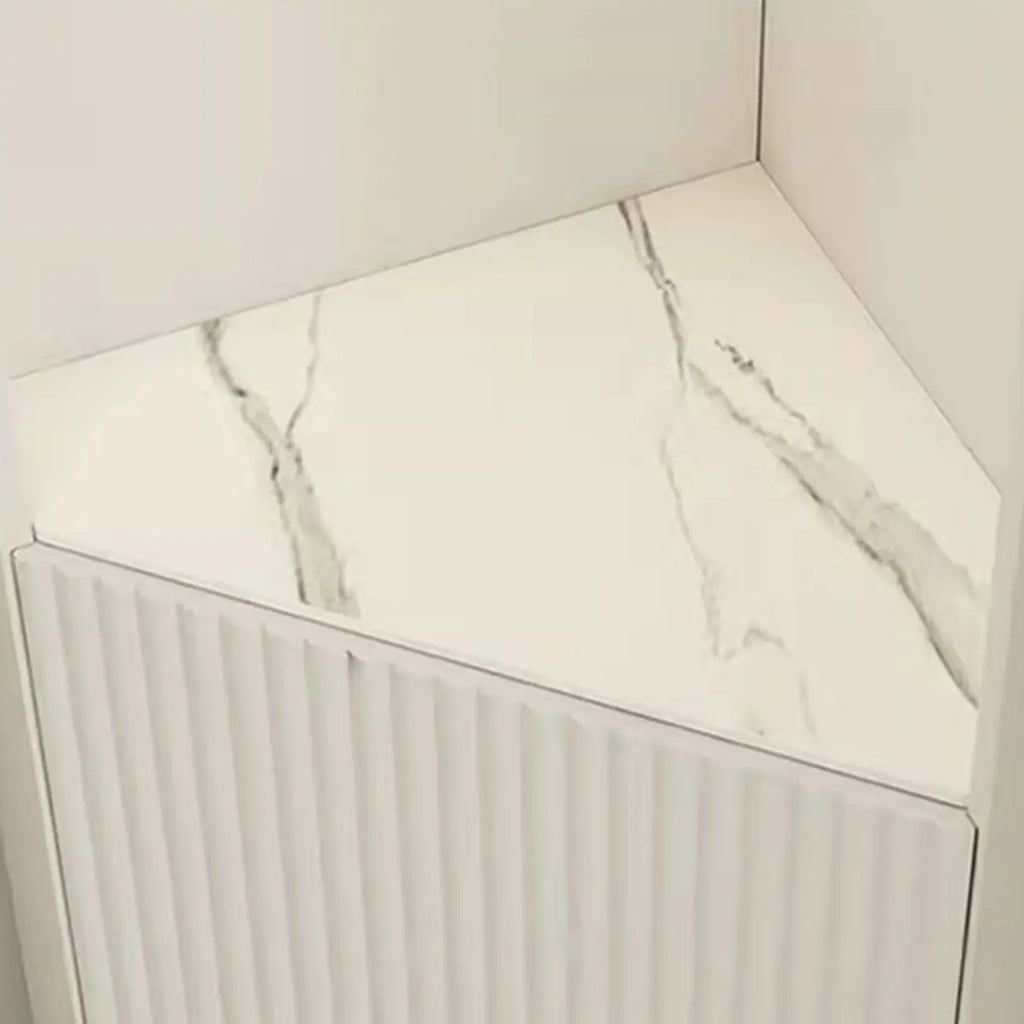 Élégant meuble d'angle en bois et verre à rayures avec plateau en faux marbre