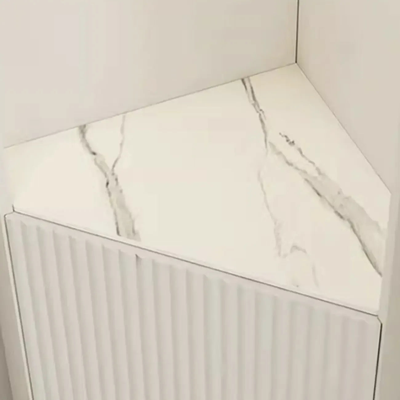 Élégant meuble d'angle en bois et verre à rayures avec plateau en faux marbre