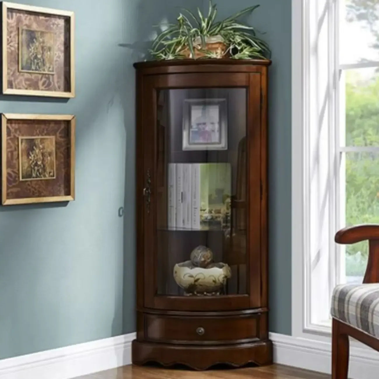 Meuble d'angle classique en bois d'hévéa brun avec porte vitrée