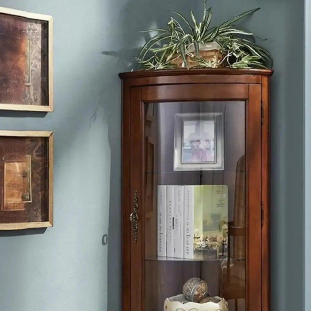 Meuble d'angle classique en bois d'hévéa brun avec porte vitrée