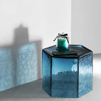 Table d'appoint hexagonale moderne en verre bleu pour salon