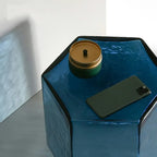 Table d'appoint hexagonale moderne en verre bleu pour salon