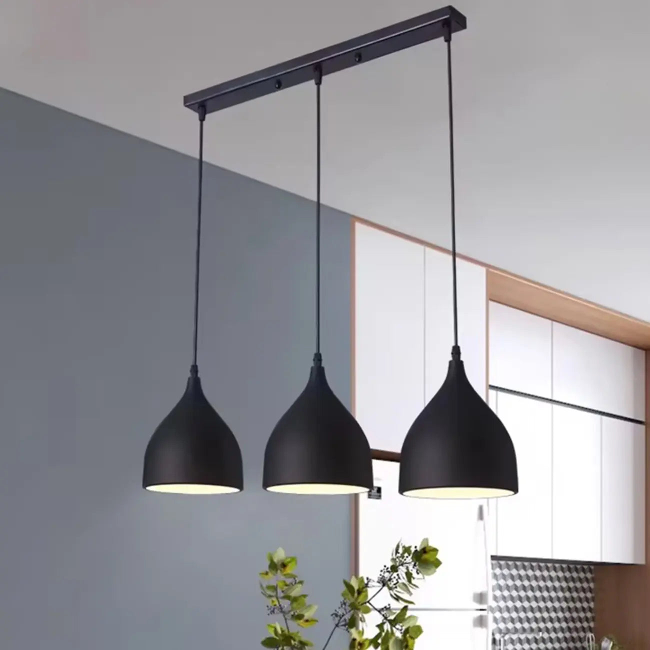 Lampada a sospensione a isola a 3 luci moderna in metallo bianco a forma di cono per cucina