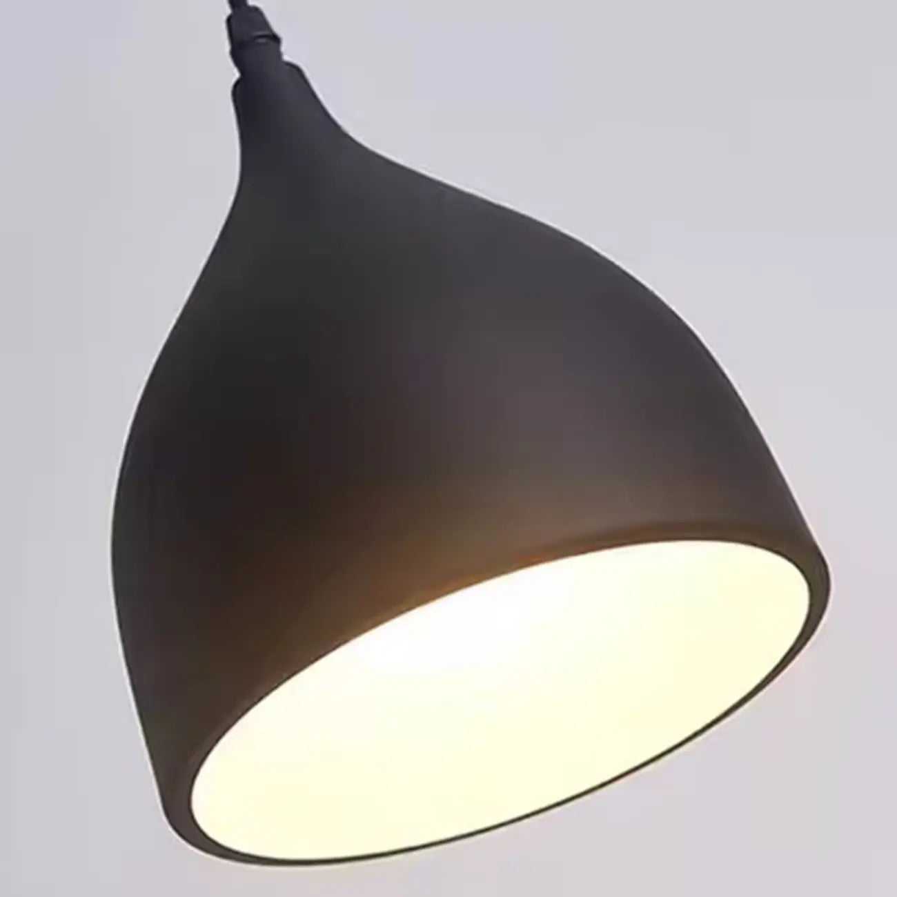 Lampada a sospensione a isola a 3 luci moderna in metallo bianco a forma di cono per cucina