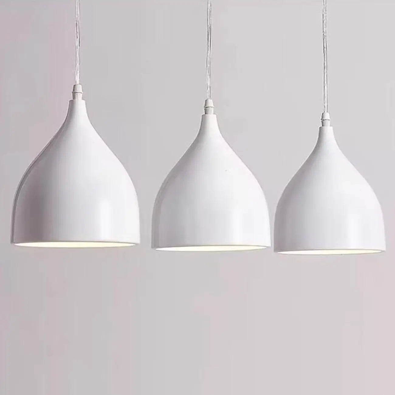 Lampada a sospensione a isola a 3 luci moderna in metallo bianco a forma di cono per cucina