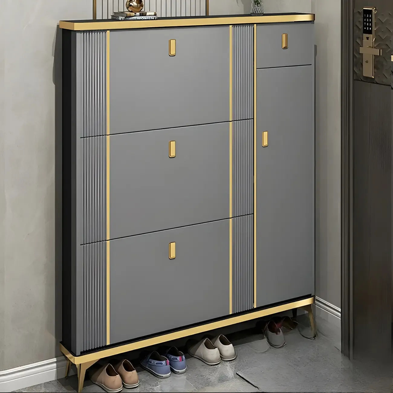 Grand meuble à chaussures d'entrée en bois gris avec finitions dorées