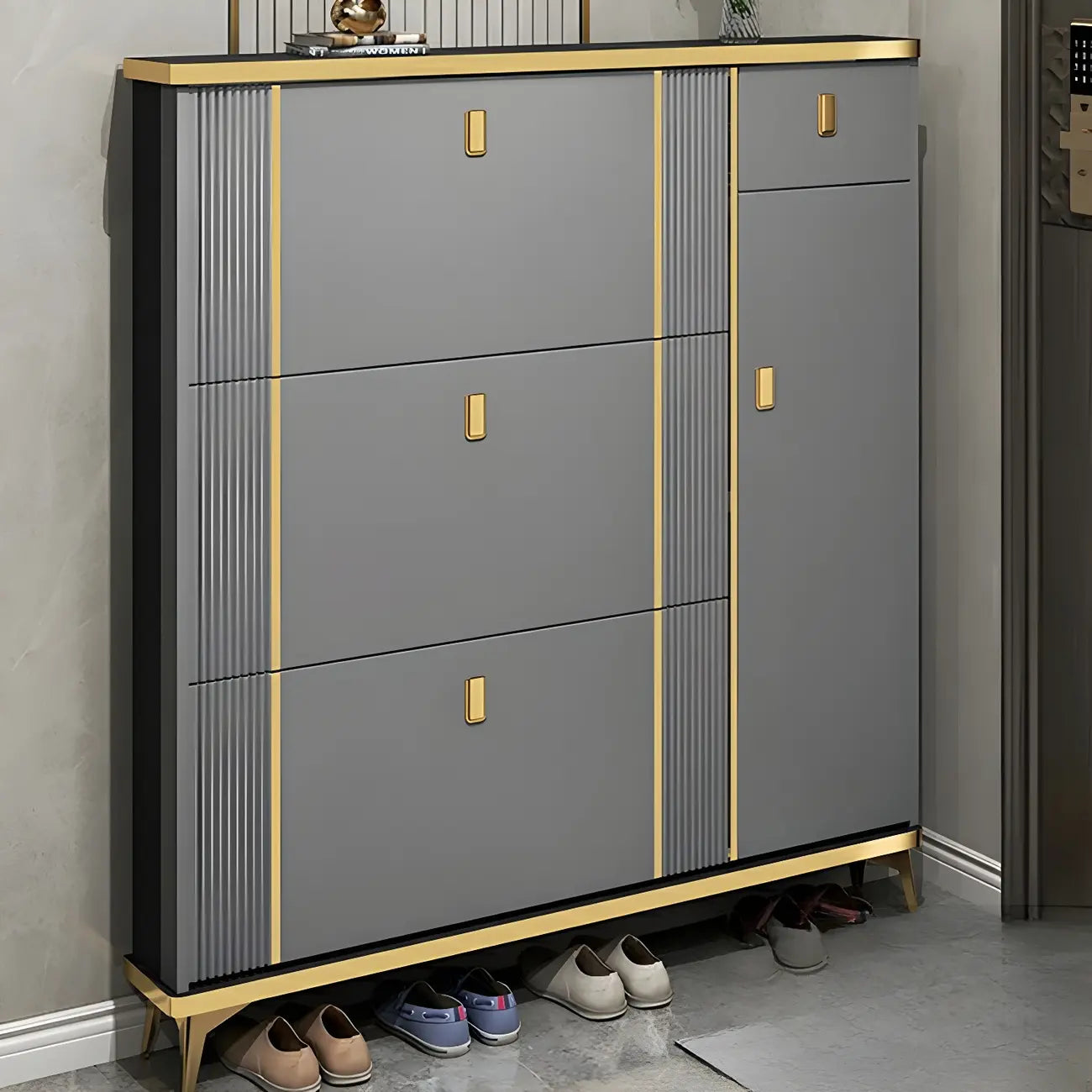 Grand meuble à chaussures d'entrée en bois gris avec finitions dorées