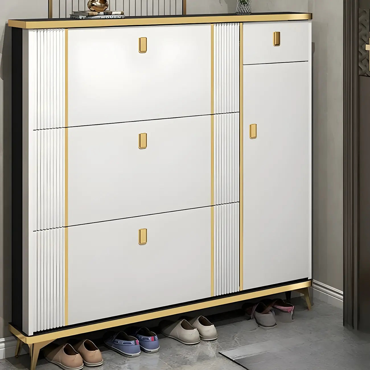 Grand meuble à chaussures d'entrée en bois gris avec finitions dorées