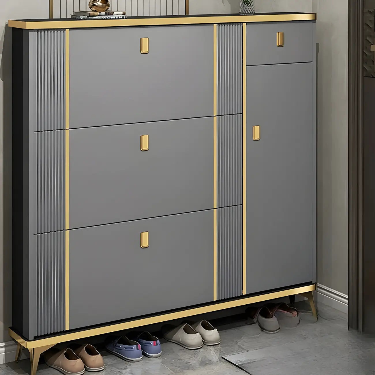 Grand meuble à chaussures d'entrée en bois gris avec finitions dorées