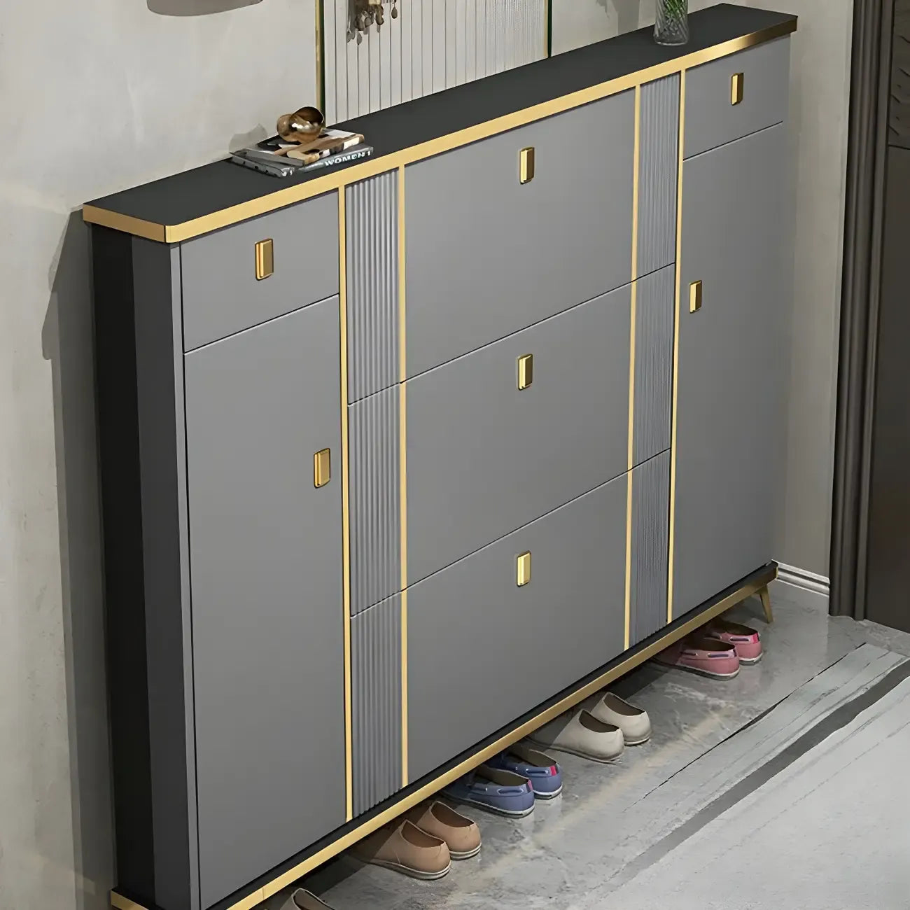 Grand meuble à chaussures d'entrée en bois gris avec finitions dorées