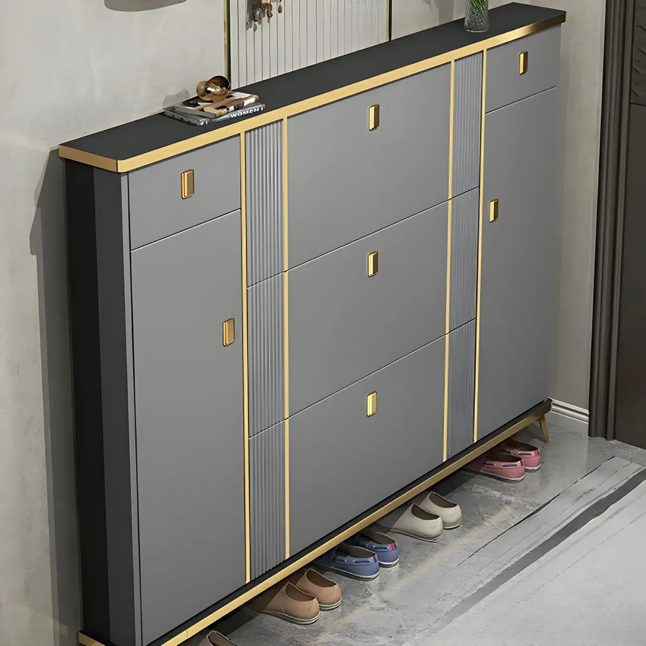 Grand meuble à chaussures d'entrée en bois gris avec finitions dorées