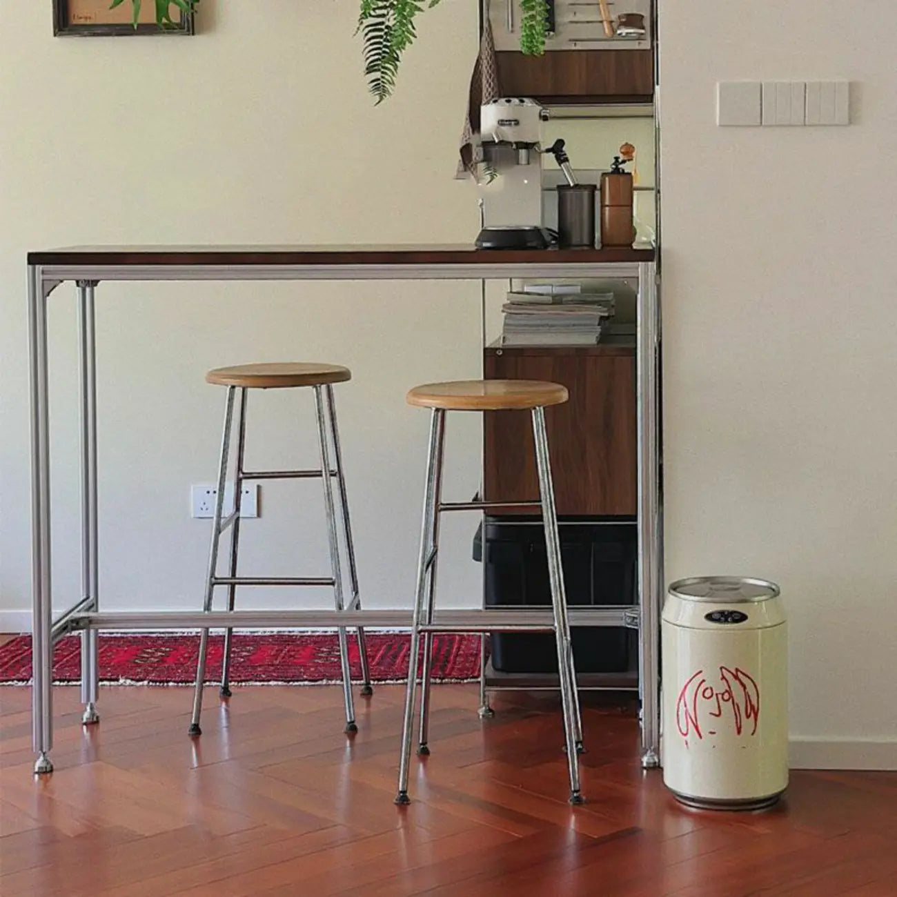 Tables de bar modernes en bois brun et métal argenté