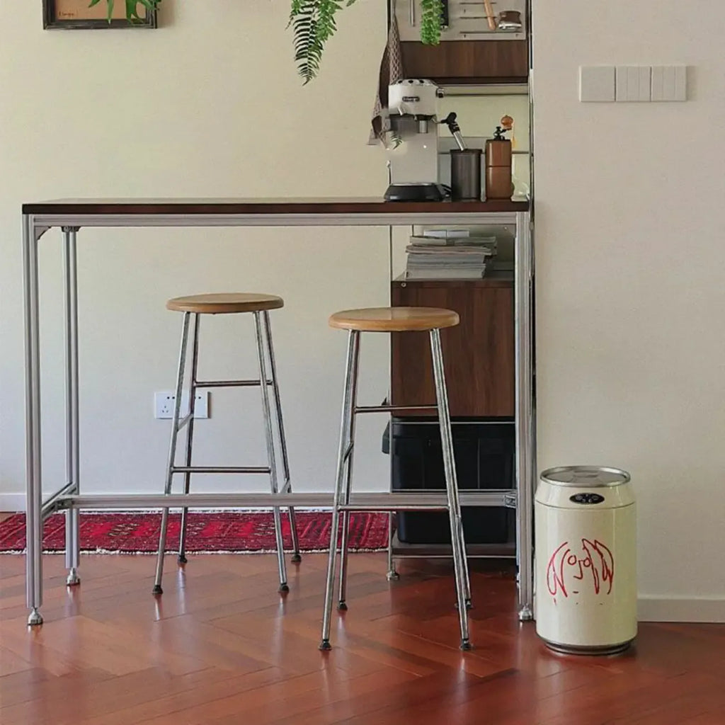Tables de bar modernes en bois brun et métal argenté