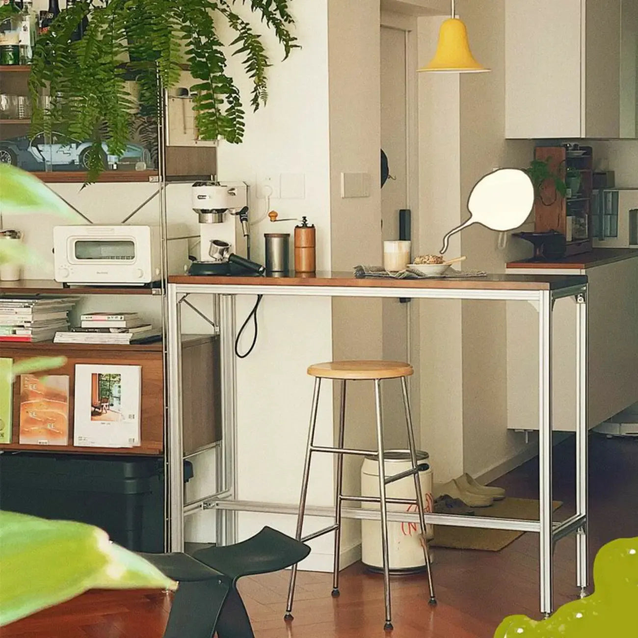 Tables de bar modernes en bois brun et métal argenté