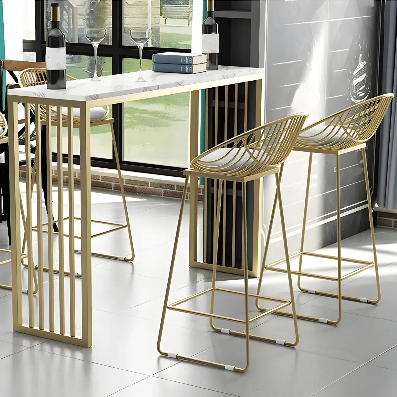 Tables de bar glamour blanches en faux marbre avec base en métal doré