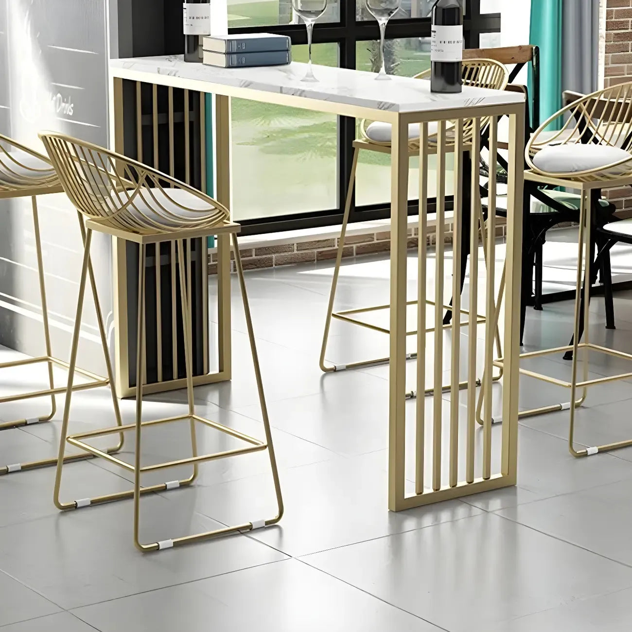 Tables de bar glamour blanches en faux marbre avec base en métal doré