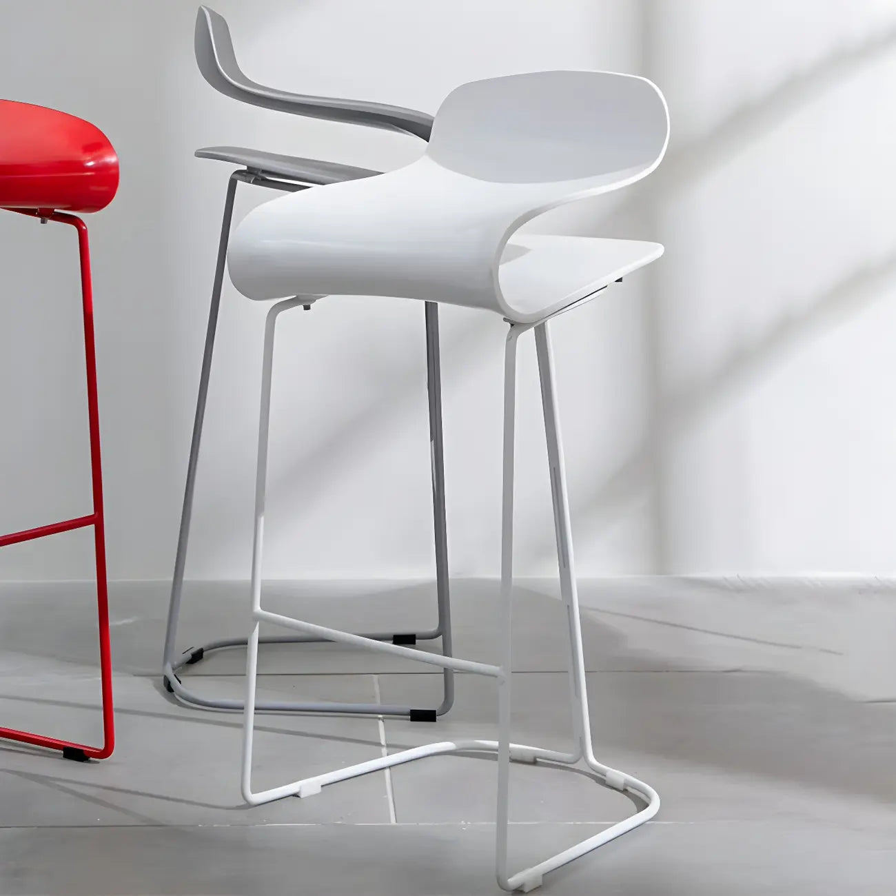 Sgabello da bar senza schienale in acrilico, elegante e resistente, altezza bancone