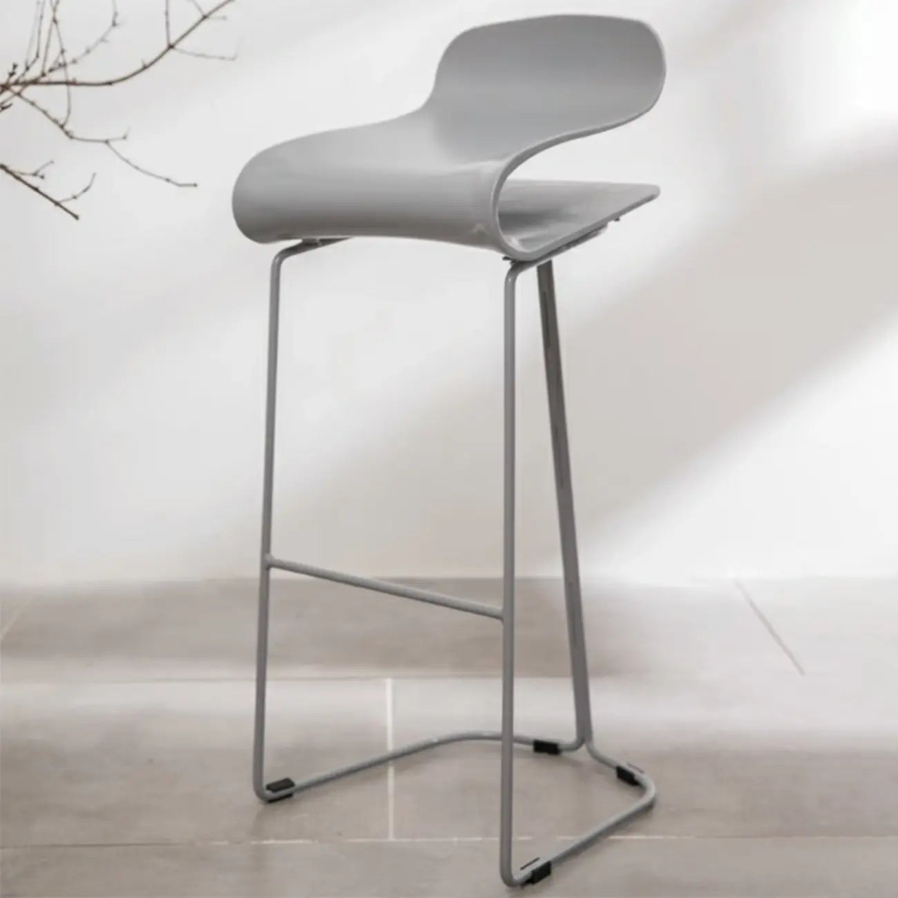 Sgabello da bar senza schienale in acrilico, elegante e resistente, altezza bancone