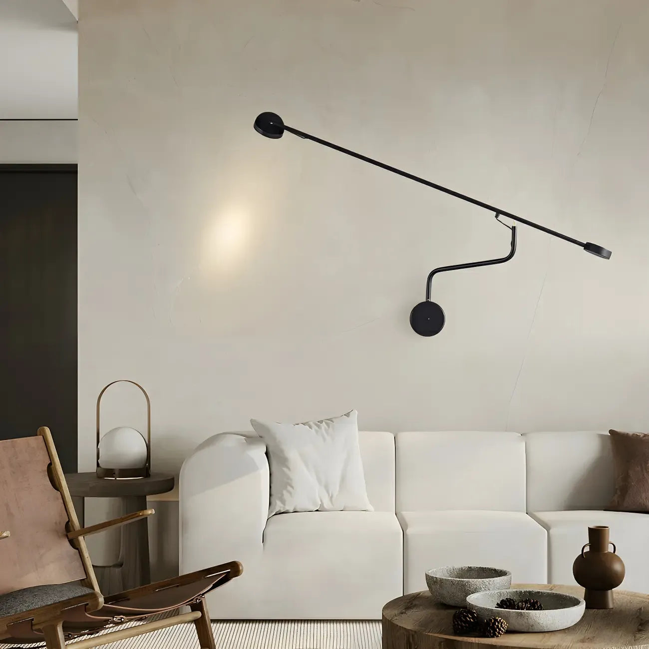 Applique murale minimaliste en métal noir à grand bras articulé réglable