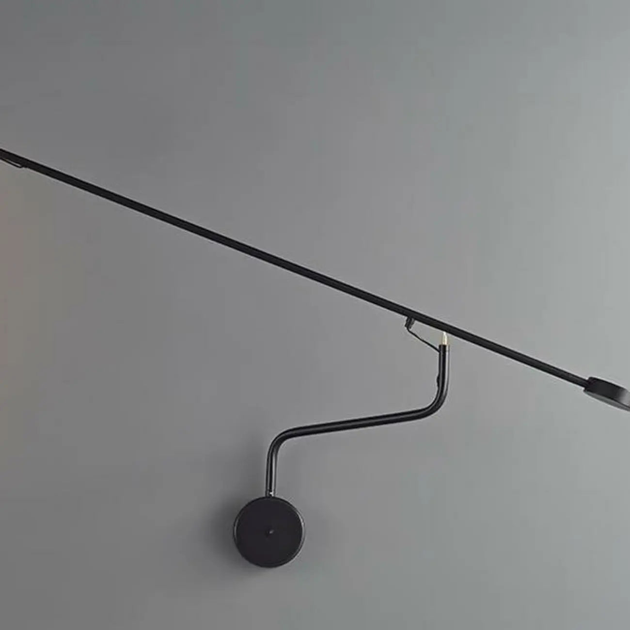 Applique murale minimaliste en métal noir à grand bras articulé réglable