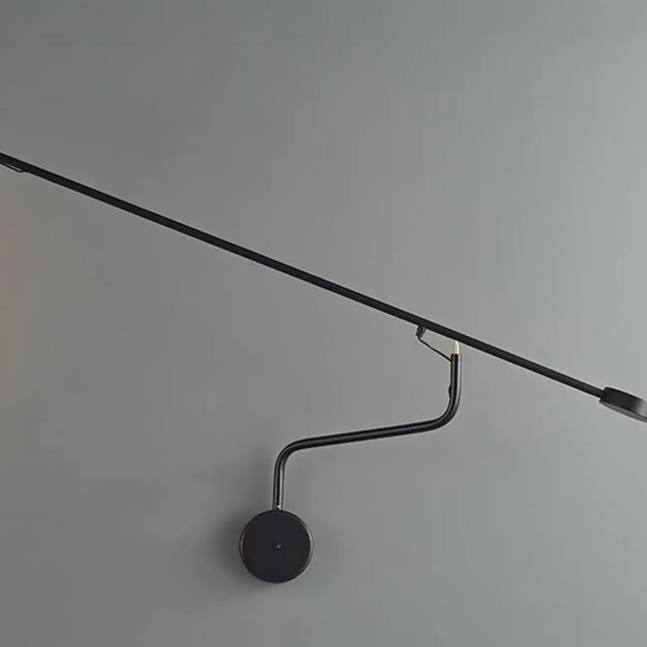 Applique murale minimaliste en métal noir à grand bras articulé réglable