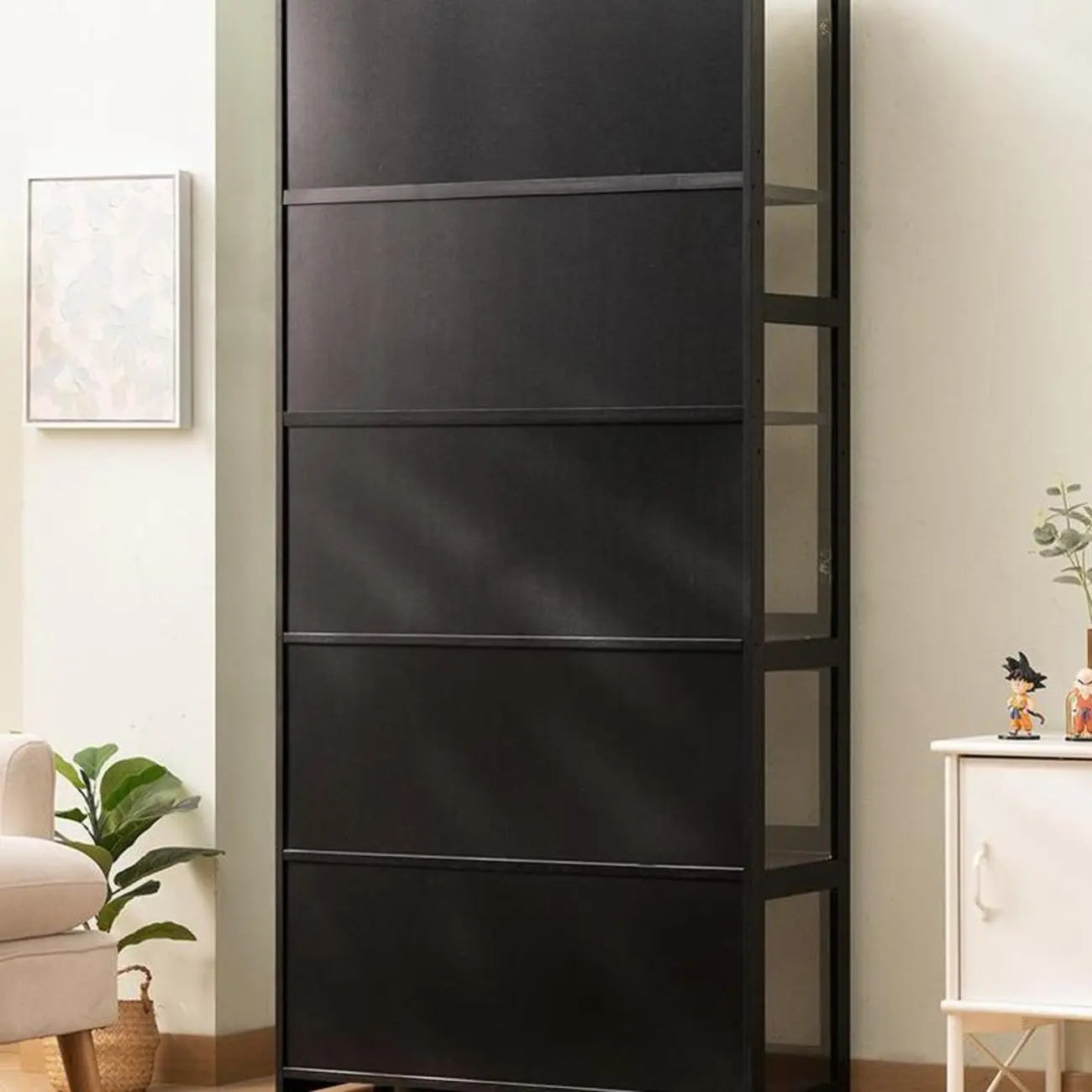 Vitrine moderne en bambou noir avec étagères réglables et étagères en verre