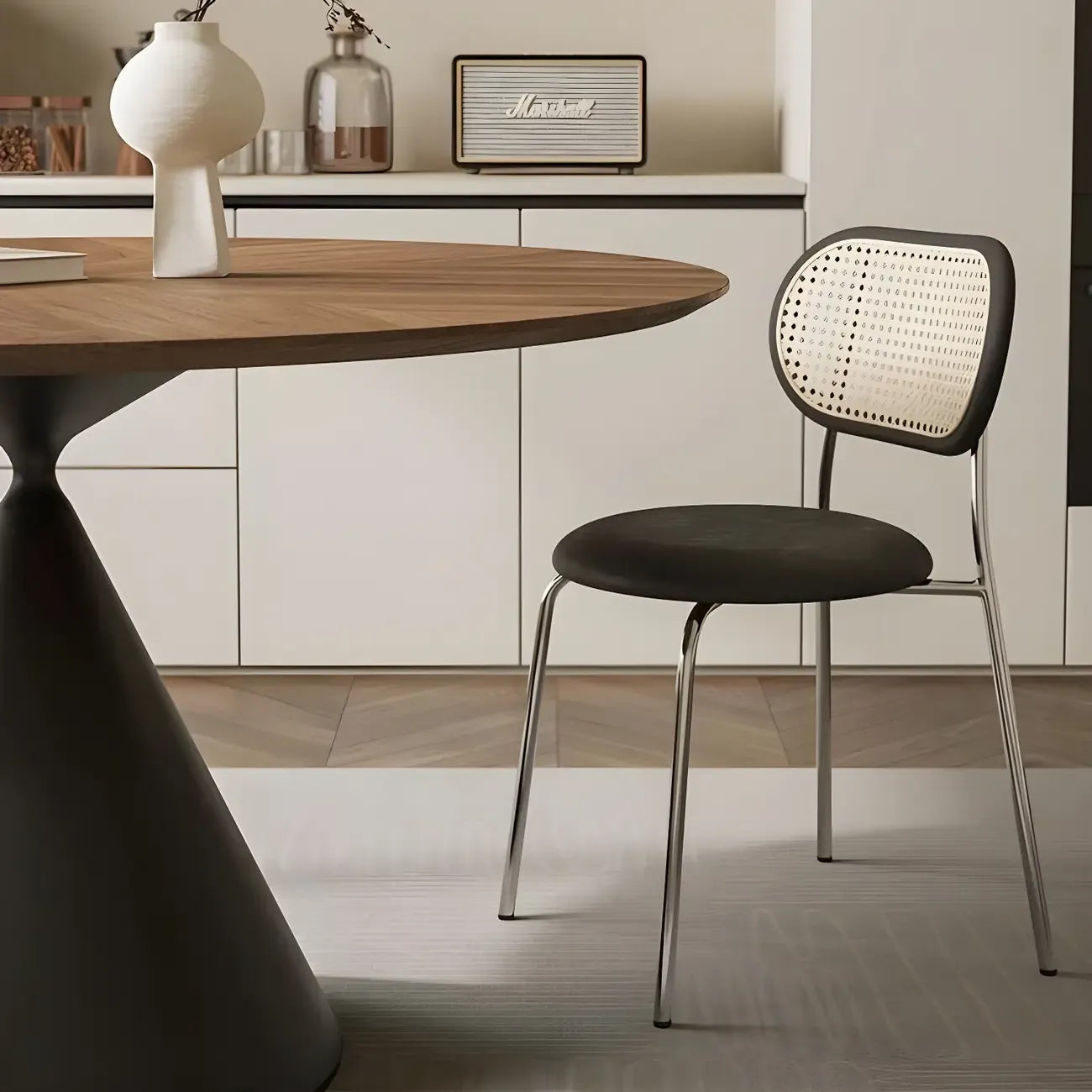Table de salle à manger ronde en bois brun avec pied en métal noir