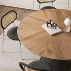 Table de salle à manger ronde en bois brun avec pied en métal noir