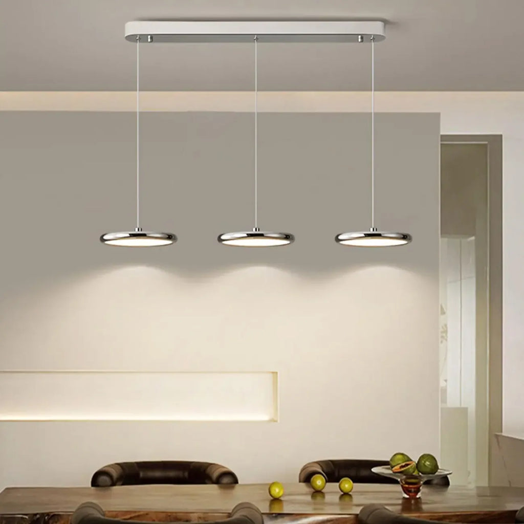 Suspension moderne argentée pour îlot de cuisine, à intensité variable et LED, idéale pour la cuisine.