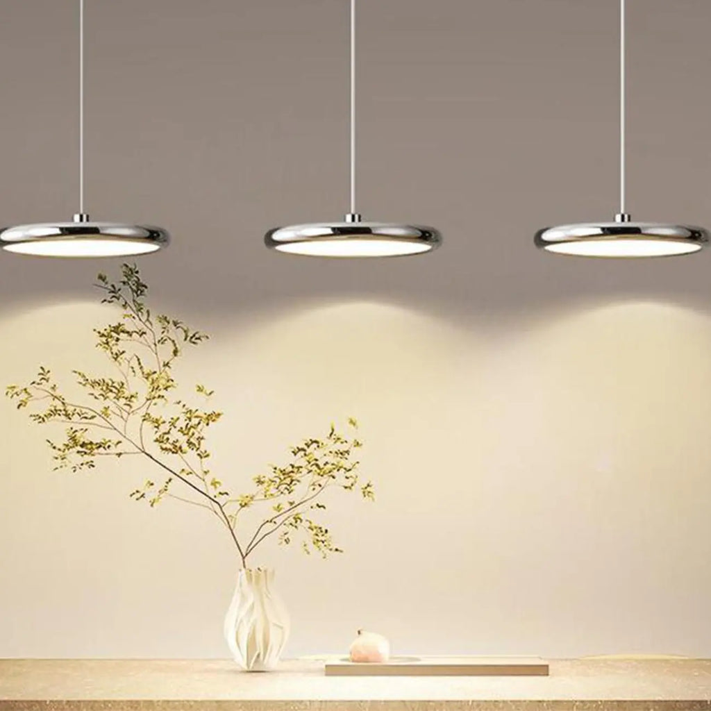 Suspension moderne argentée pour îlot de cuisine, à intensité variable et LED, idéale pour la cuisine.