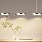 Suspension moderne argentée pour îlot de cuisine, à intensité variable et LED, idéale pour la cuisine.