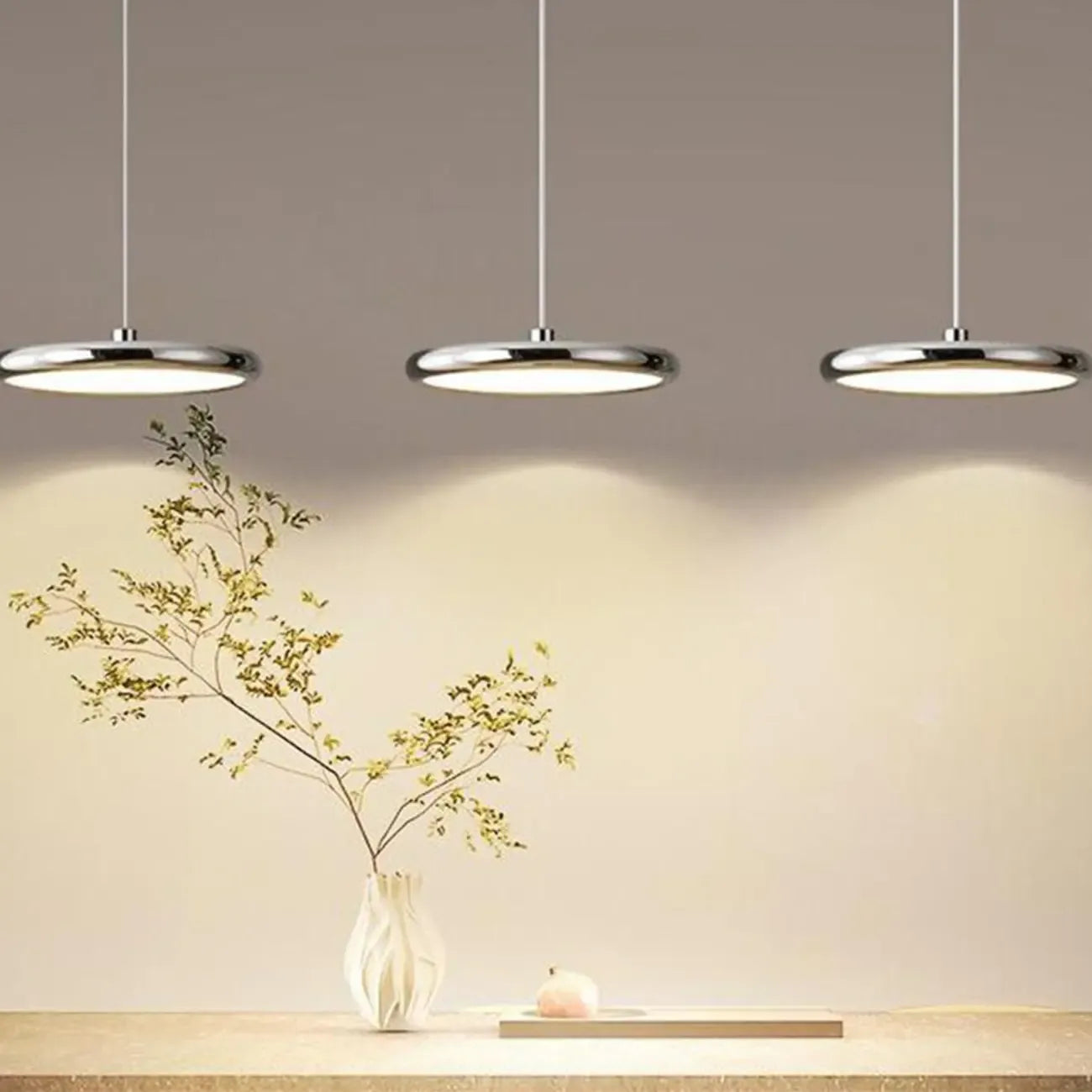 Suspension moderne argentée pour îlot de cuisine, à intensité variable et LED, idéale pour la cuisine.