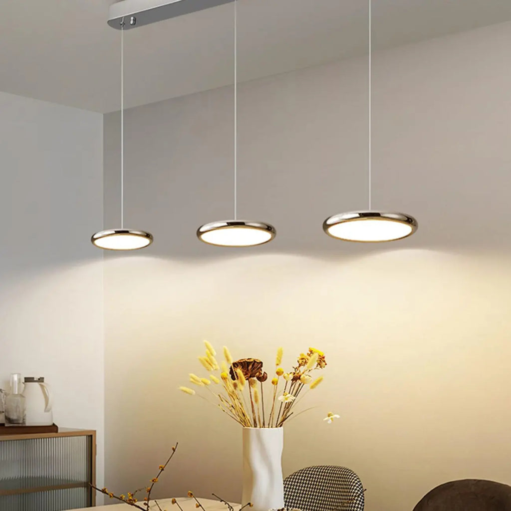 Suspension moderne argentée pour îlot de cuisine, à intensité variable et LED, idéale pour la cuisine.
