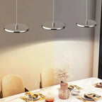 Suspension moderne argentée pour îlot de cuisine, à intensité variable et LED, idéale pour la cuisine.