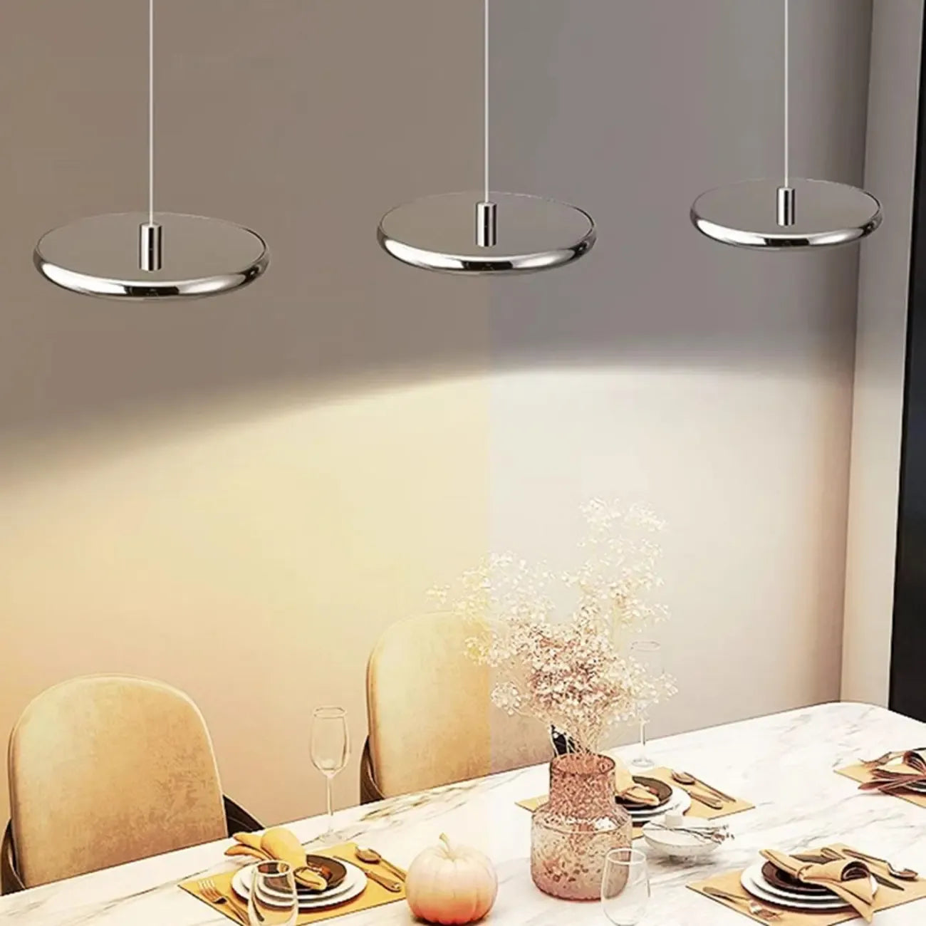 Suspension moderne argentée pour îlot de cuisine, à intensité variable et LED, idéale pour la cuisine.