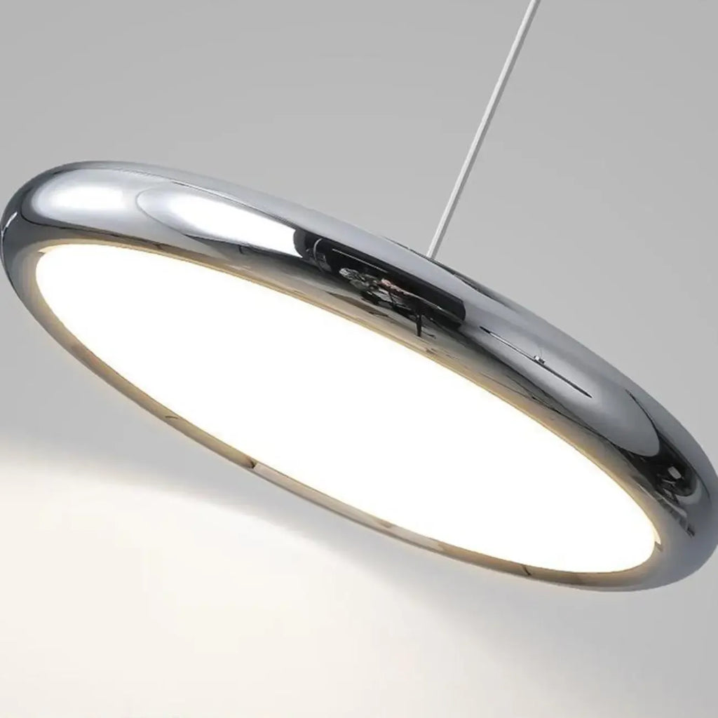Suspension moderne argentée pour îlot de cuisine, à intensité variable et LED, idéale pour la cuisine.