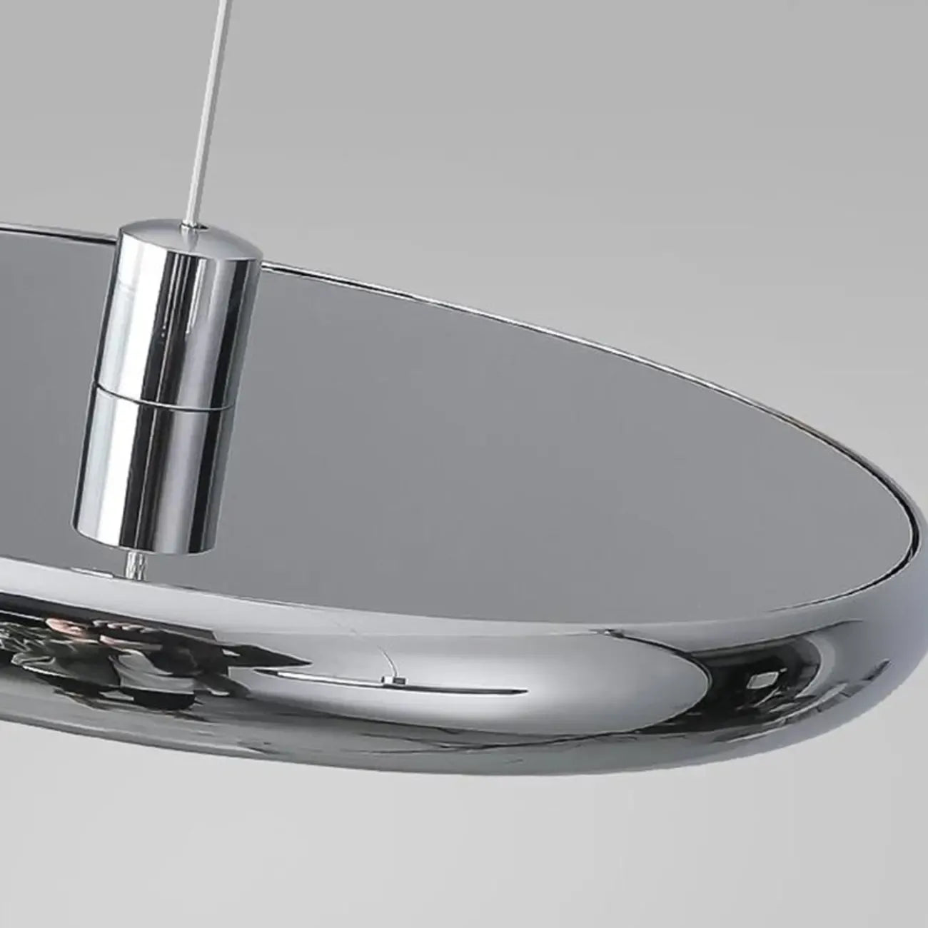 Suspension moderne argentée pour îlot de cuisine, à intensité variable et LED, idéale pour la cuisine.