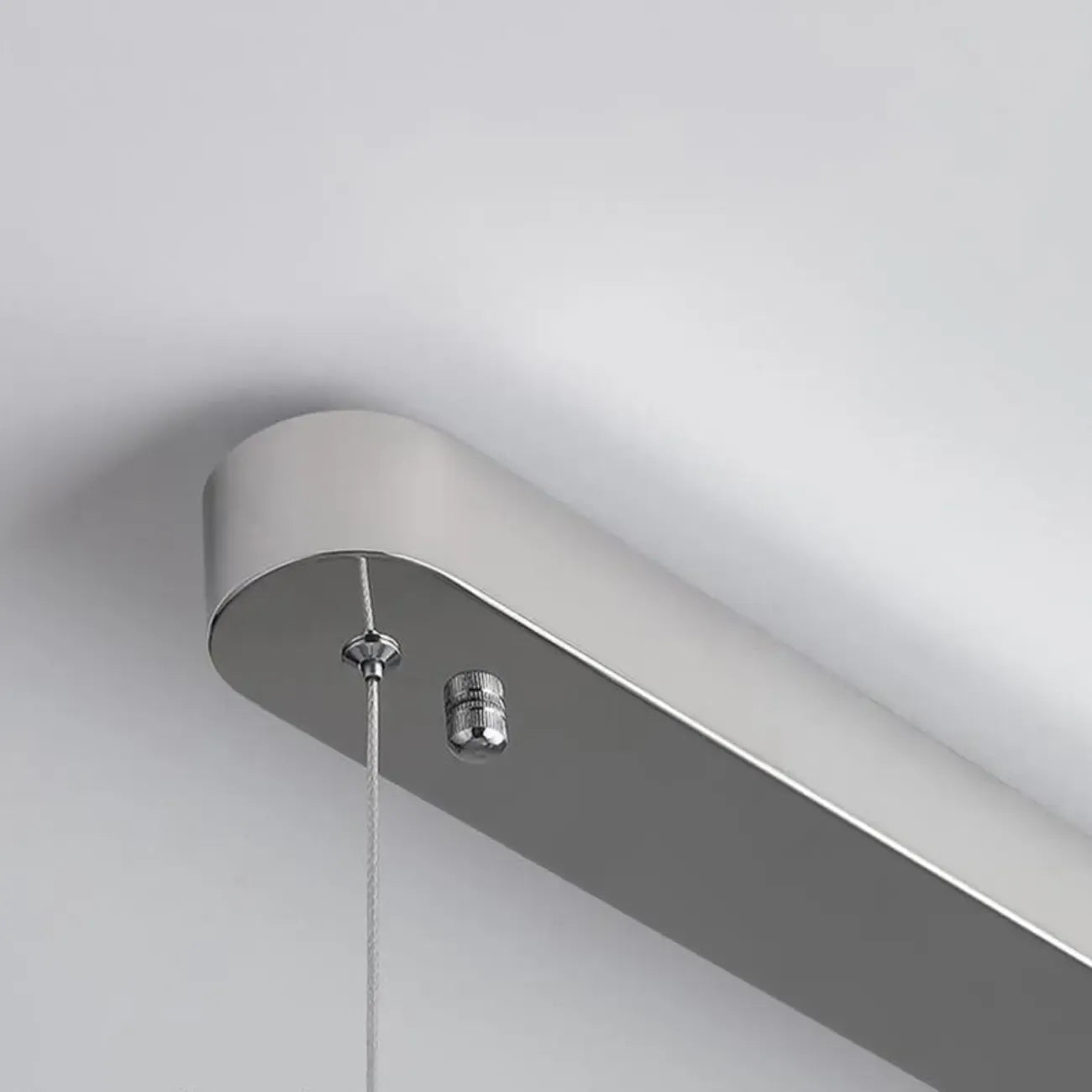 Suspension moderne argentée pour îlot de cuisine, à intensité variable et LED, idéale pour la cuisine.