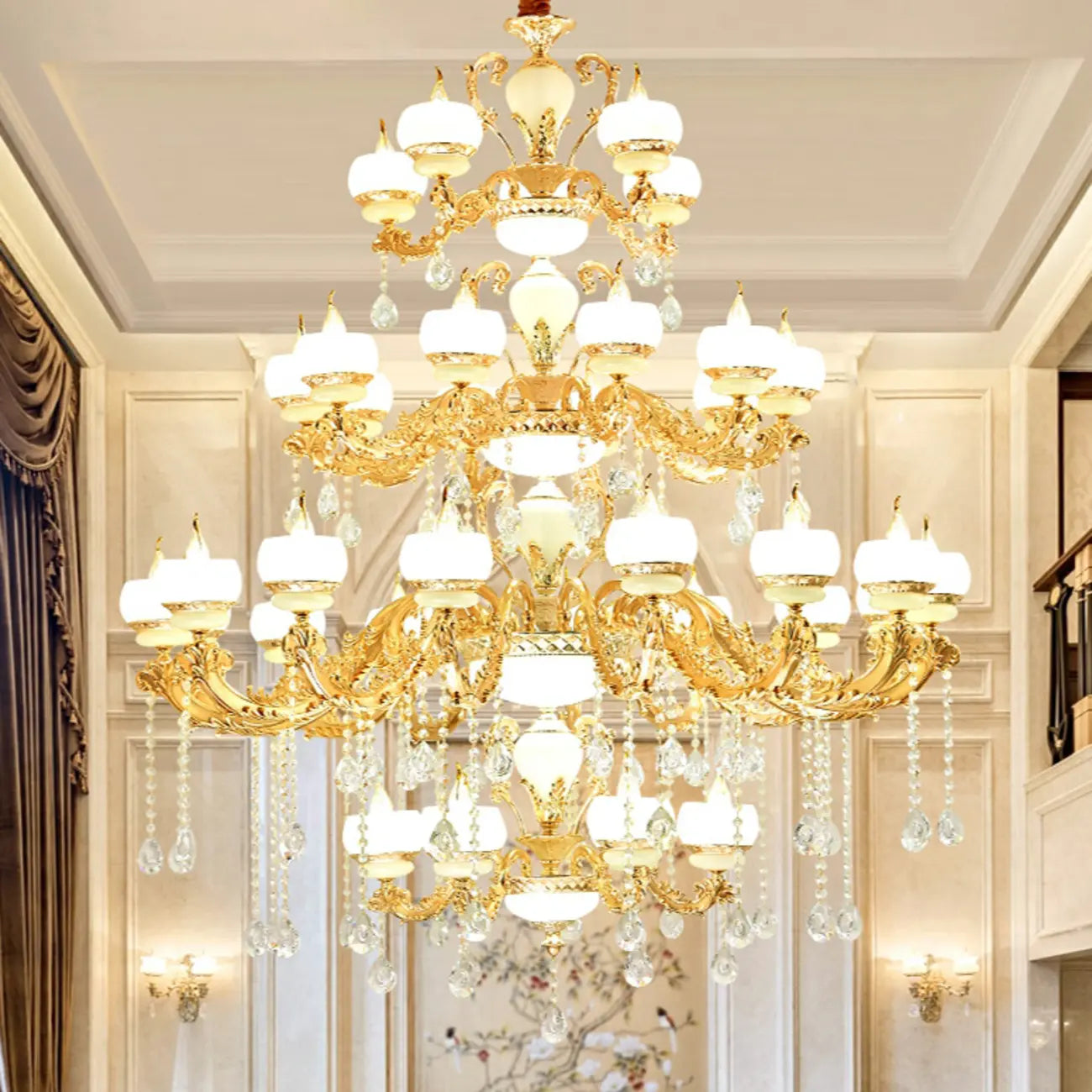 Grand lustre suspendu en cristal doré à plusieurs niveaux